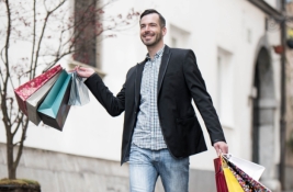 情人节垃圾桶里没有玫瑰了：当男性停止“重金舔狗”，谁在悄悄赚走他们的钱？